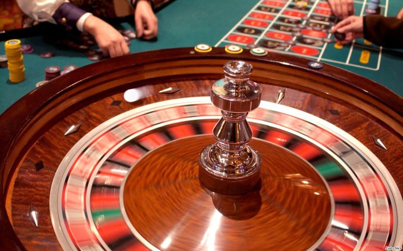 Pengguna memainkan game slot online melalui smartphone dengan tampilan responsif